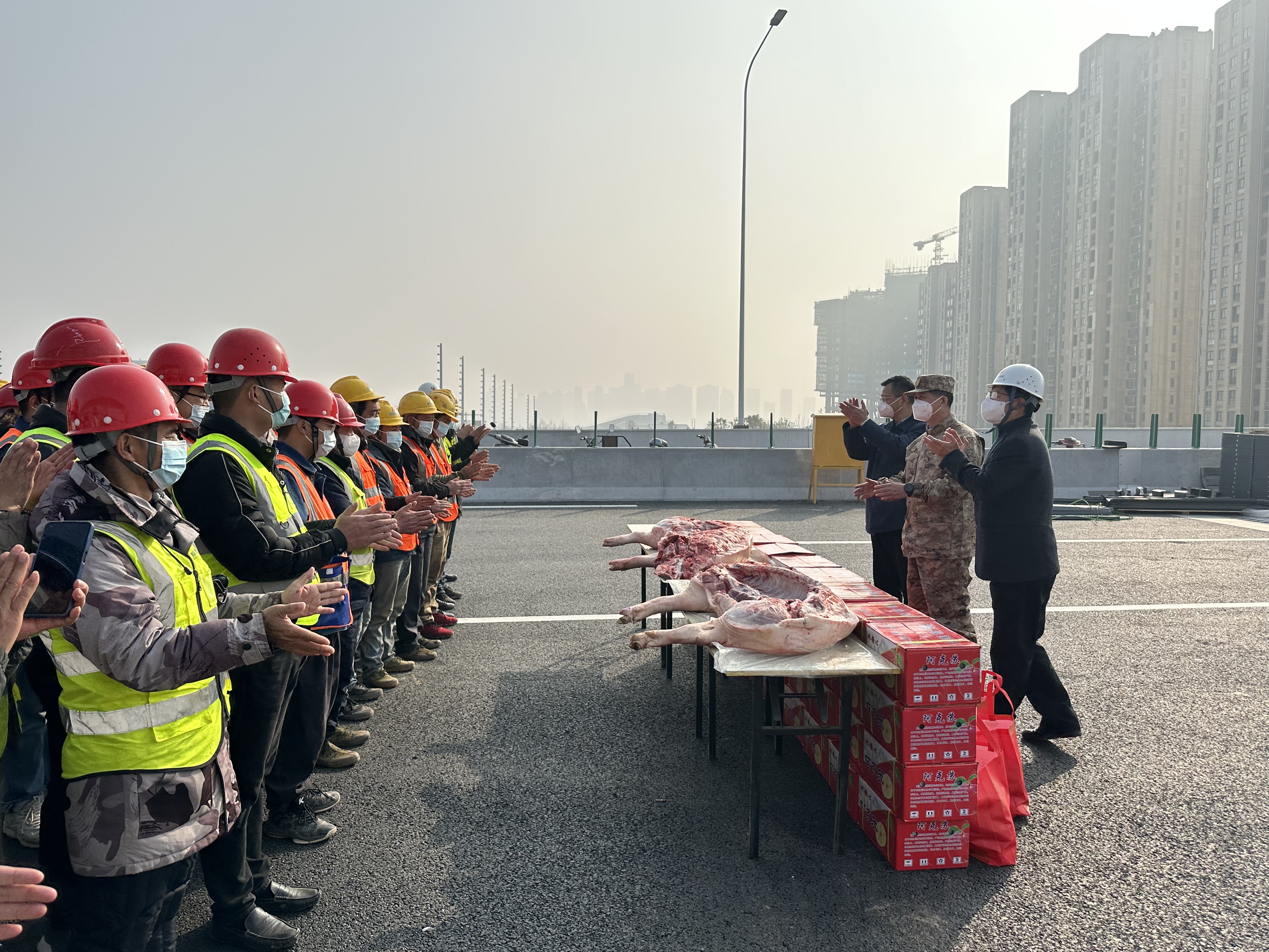 南昌市委常委、南昌警備區司令陸建剛走訪(fǎng)慰問(wèn)桃花南路快速化改造工程一線(xiàn)建設者