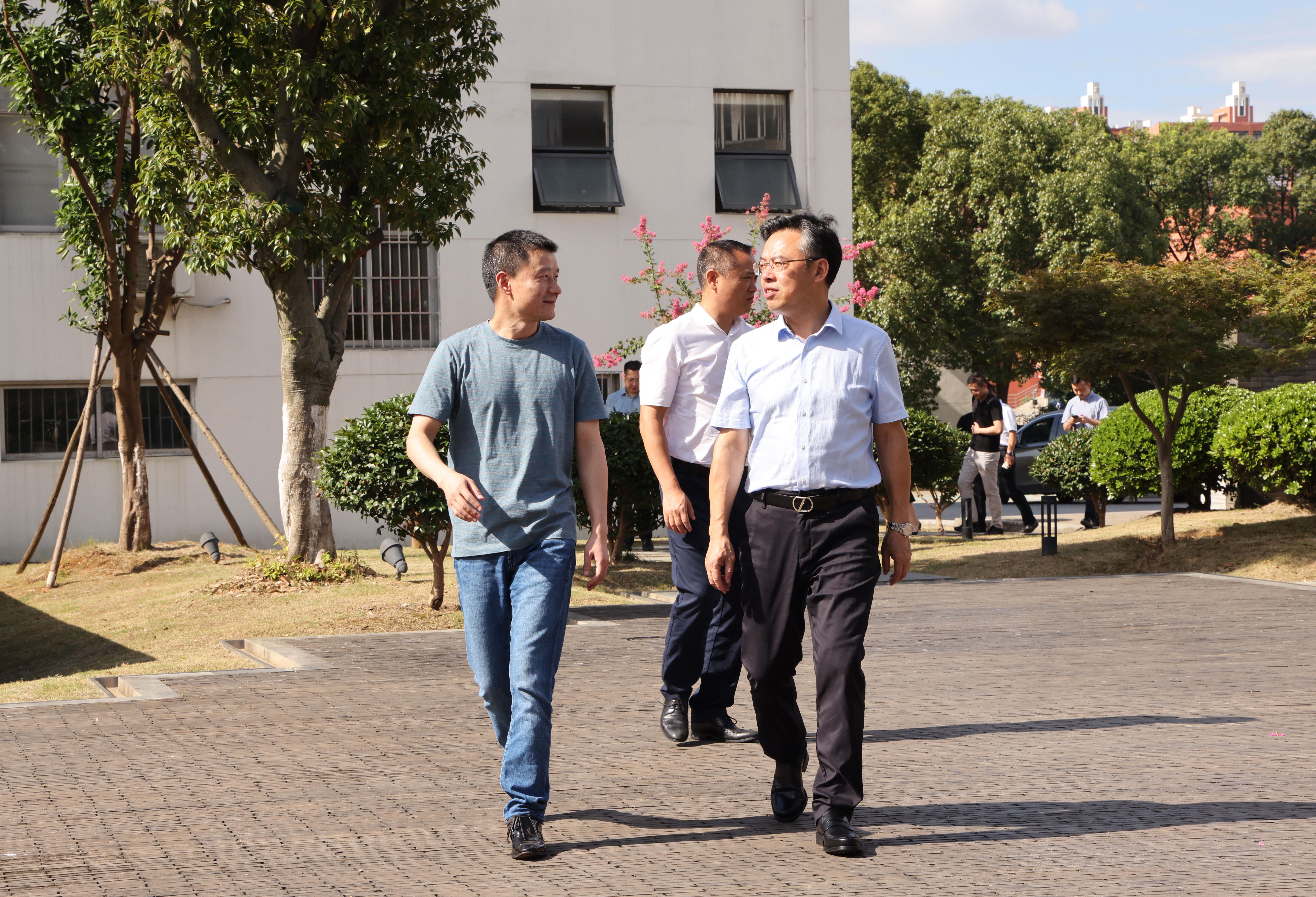 江西省政協(xié)常務(wù)委員王江軍一行蒞臨發(fā)達控股集團調研指導