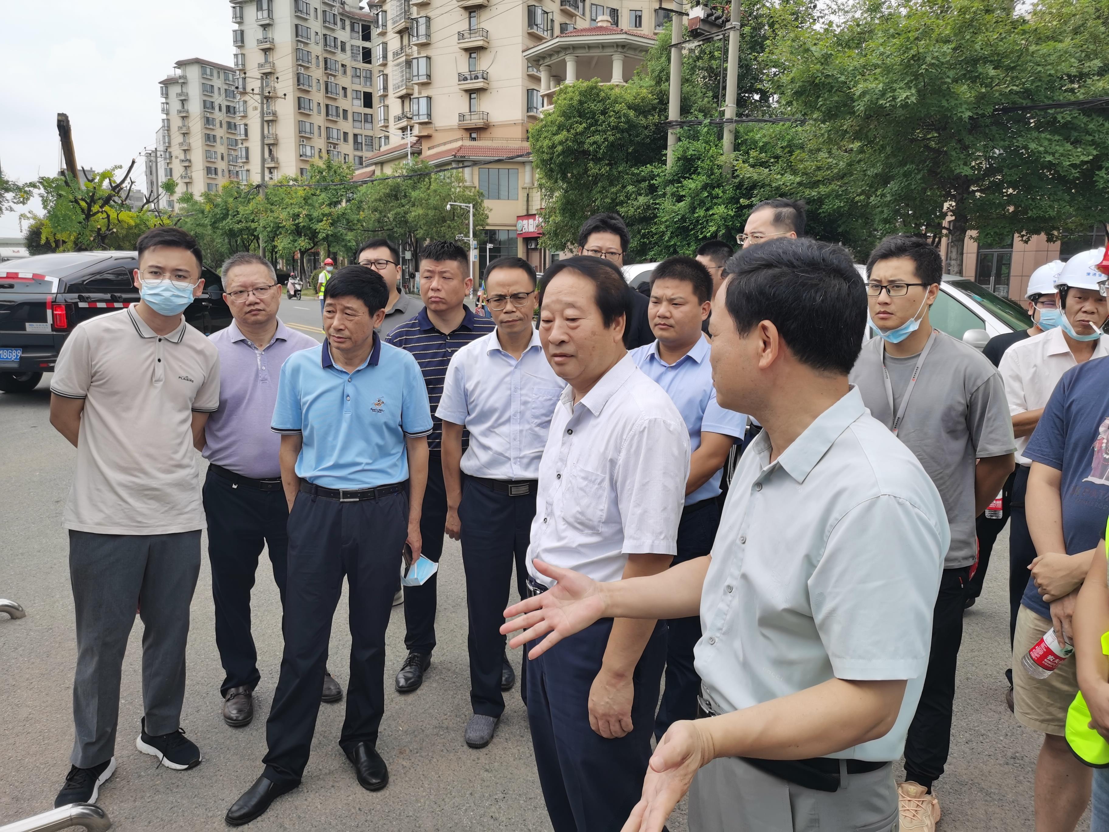 贛州市人大常委會(huì )副主任鄭世飄現場(chǎng)督導調度我司沙河大道項目