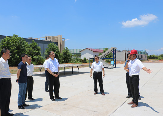 省人大常委會(huì )副主任龔建華一行蒞臨集團裝配式產(chǎn)業(yè)園調研“降成本、優(yōu)環(huán)境”
